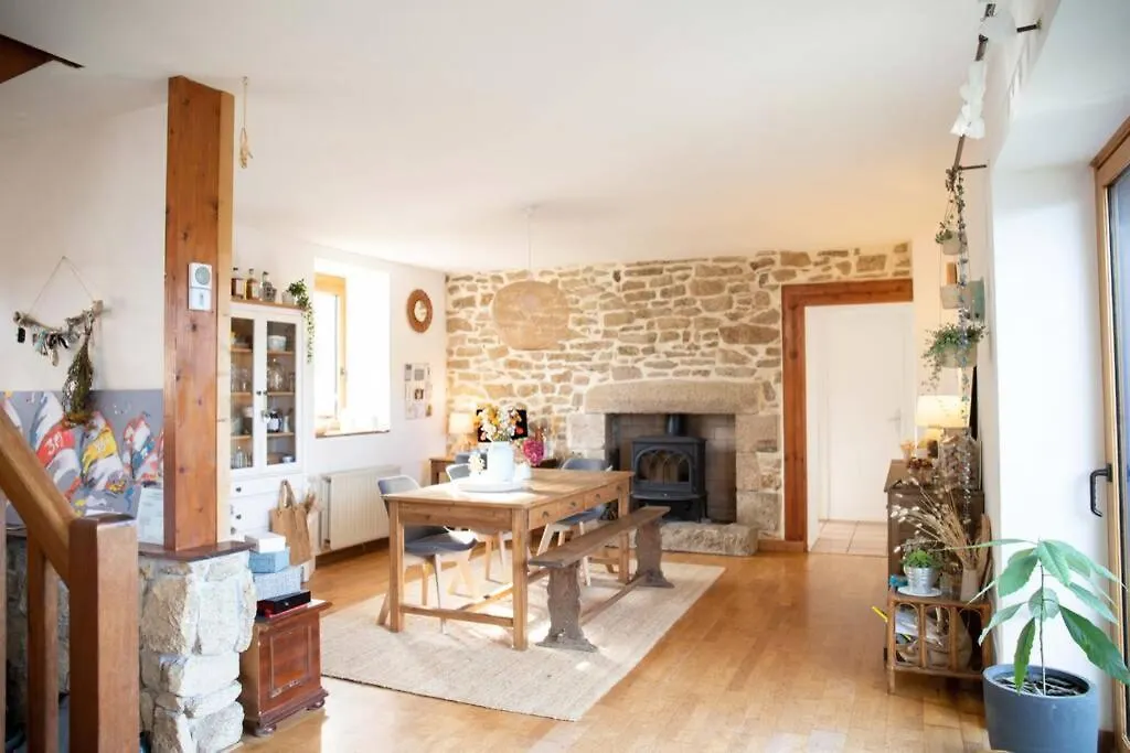 Holiday home Maison Traditionnelle, Les Pieds Dans L'Eau