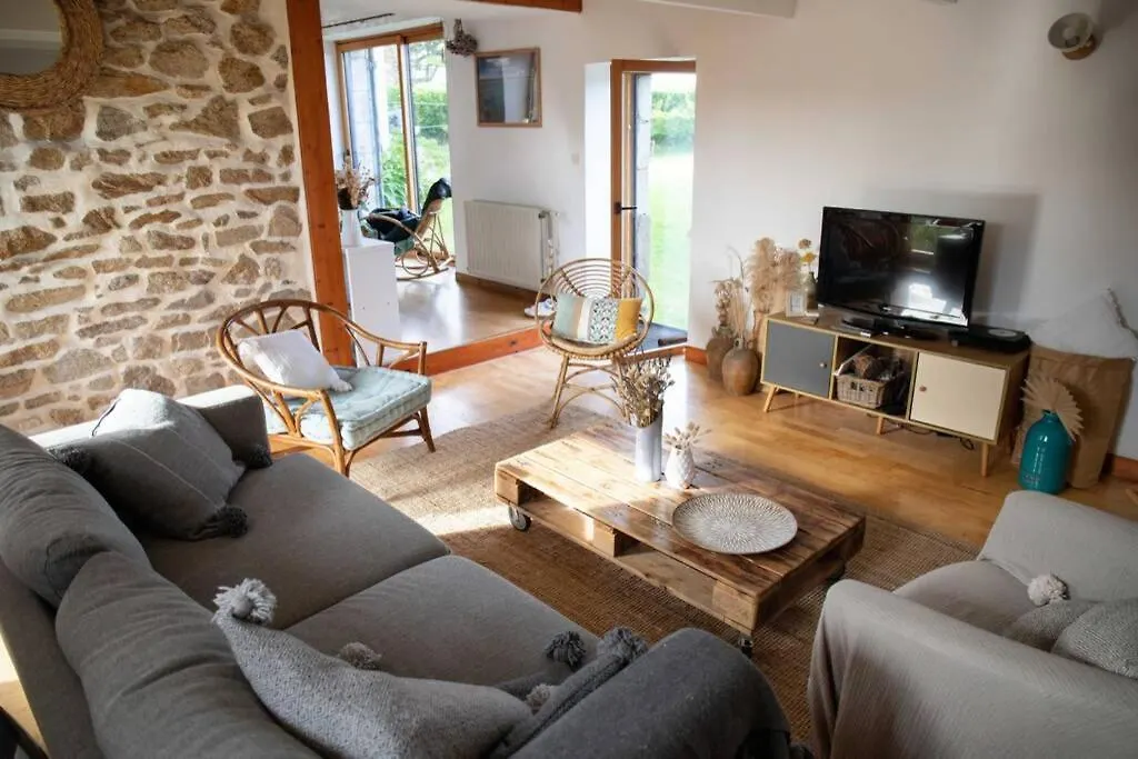 Maison Traditionnelle, Les Pieds Dans L'Eau