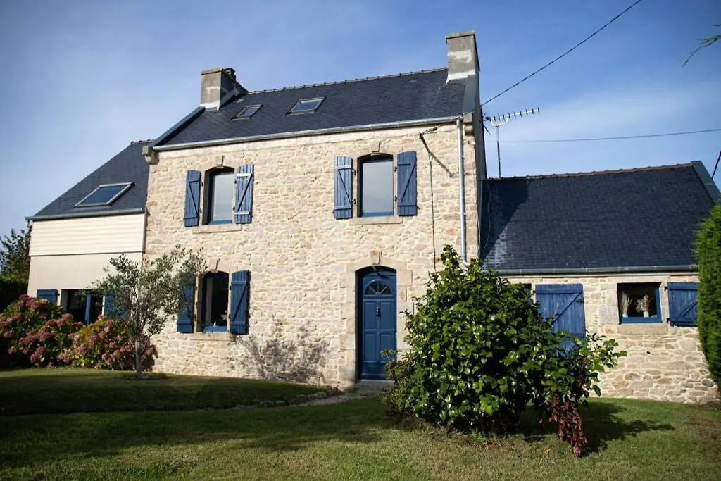 Maison Traditionnelle, Les Pieds Dans L'Eau