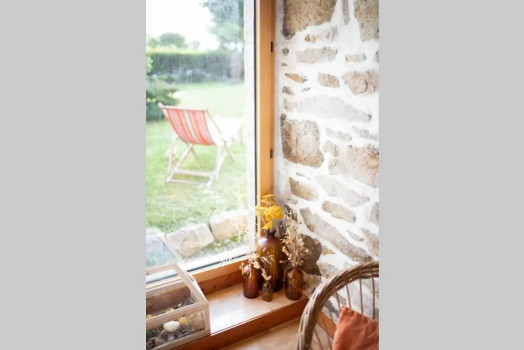Holiday home Maison Traditionnelle, Les Pieds Dans L'Eau