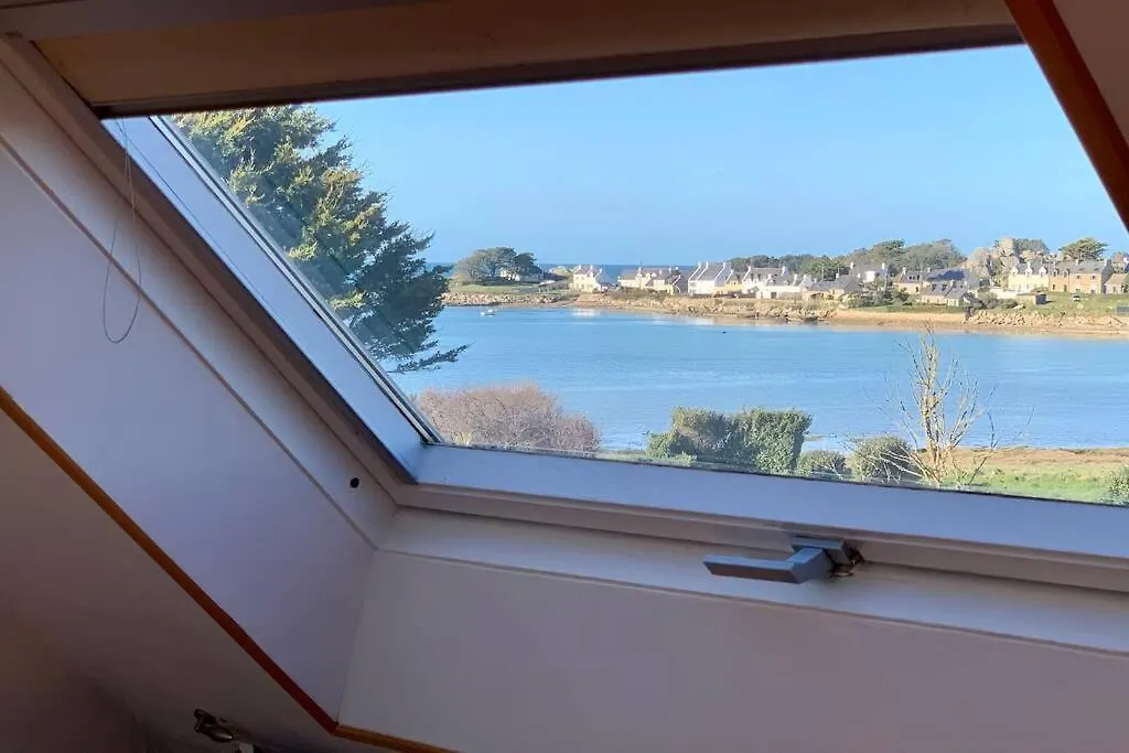 Maison Traditionnelle, Les Pieds Dans L'Eau Plouguerneau