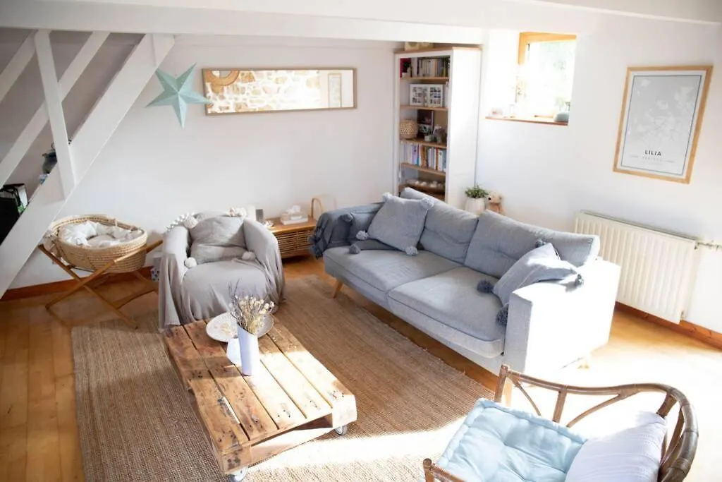 Holiday home Maison Traditionnelle, Les Pieds Dans L'Eau